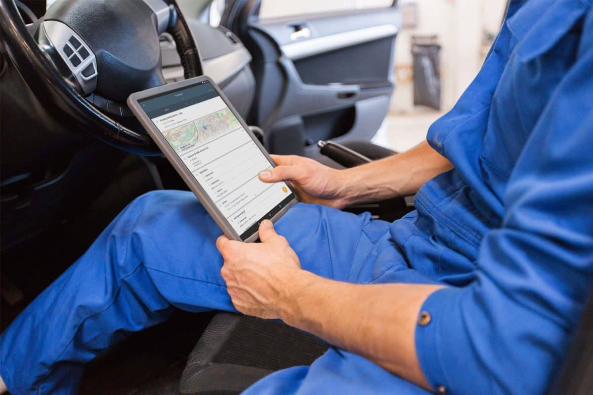 A field service app supports the technician from the start to the feedback.